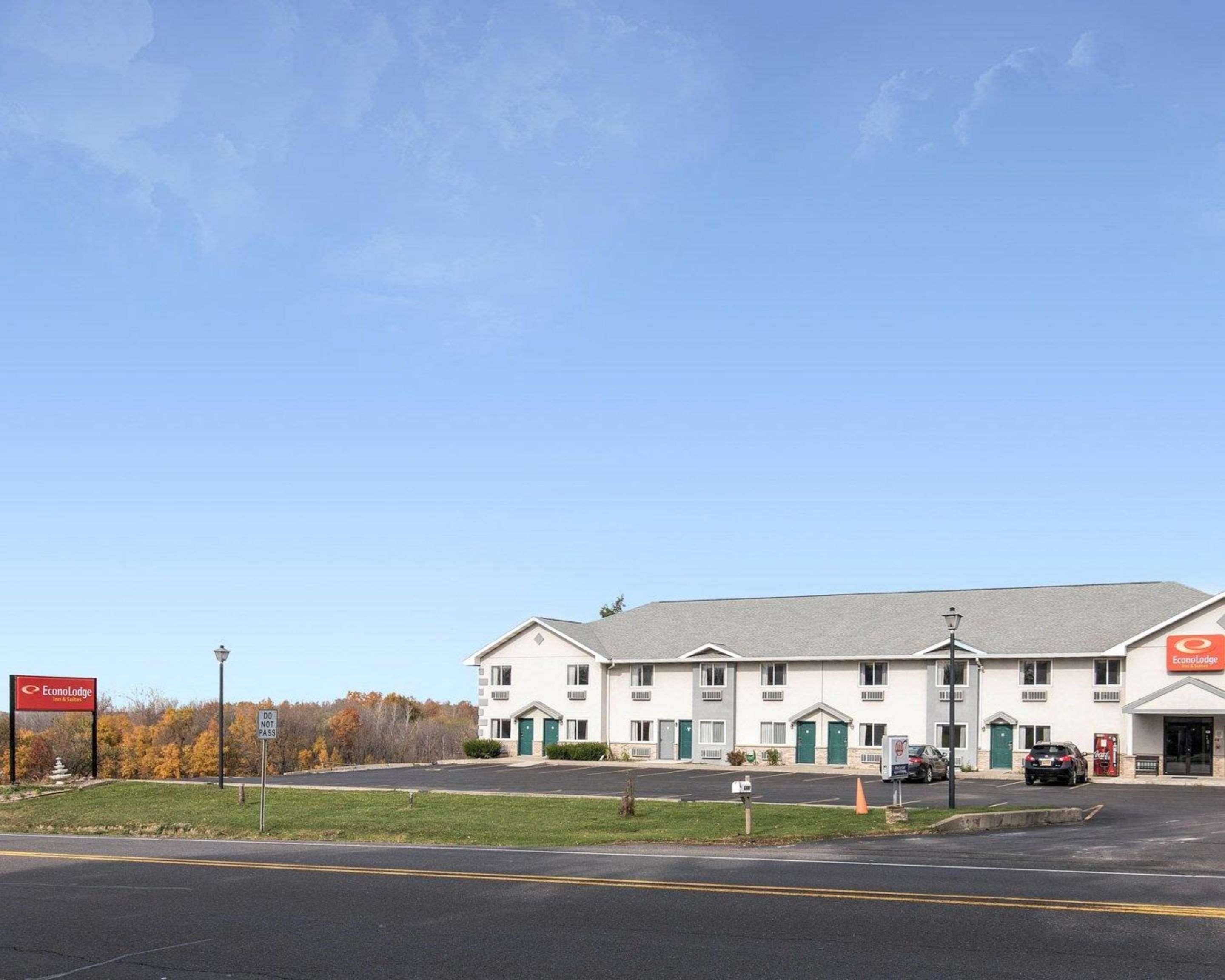Econo Lodge Inn & Suites Canandaigua Exterior photo